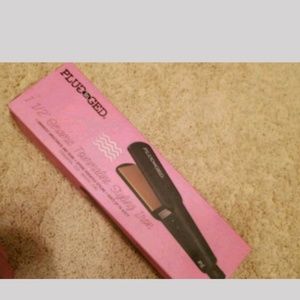 Plugged in ceramic straightening iron